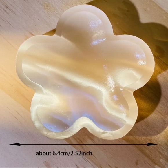 Selenite Flower-Shaped Dish - Picture 3 of 7